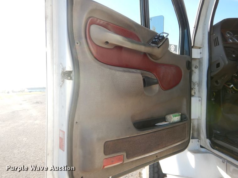 image for item DH2690 2005 Peterbilt 387 semi truck