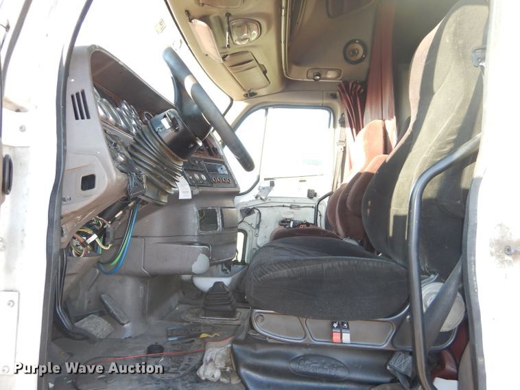 image for item DH2690 2005 Peterbilt 387 semi truck