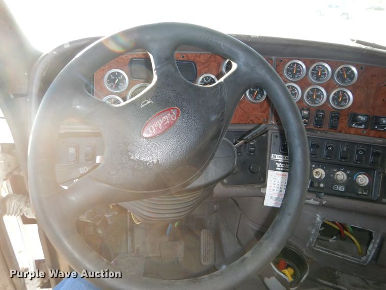 image for item DH2690 2005 Peterbilt 387 semi truck