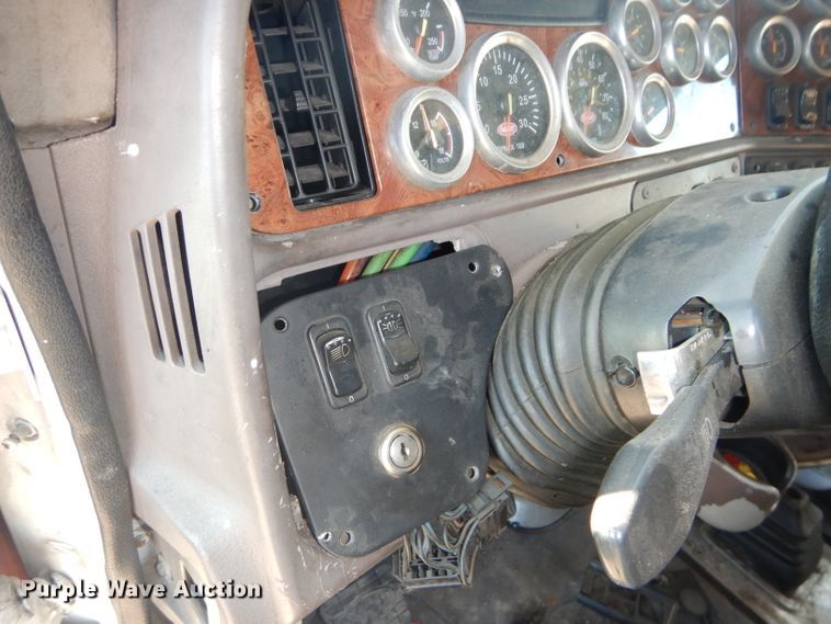 image for item DH2690 2005 Peterbilt 387 semi truck