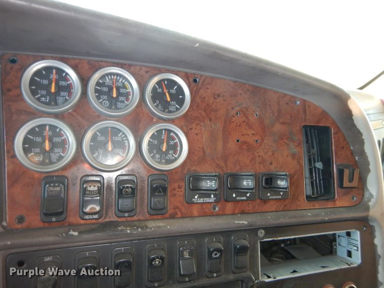 image for item DH2690 2005 Peterbilt 387 semi truck