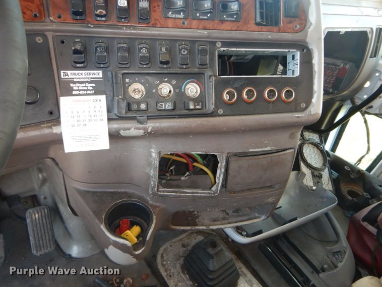 image for item DH2690 2005 Peterbilt 387 semi truck