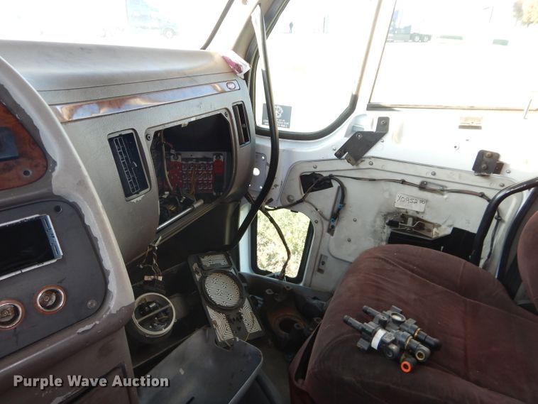 image for item DH2690 2005 Peterbilt 387 semi truck