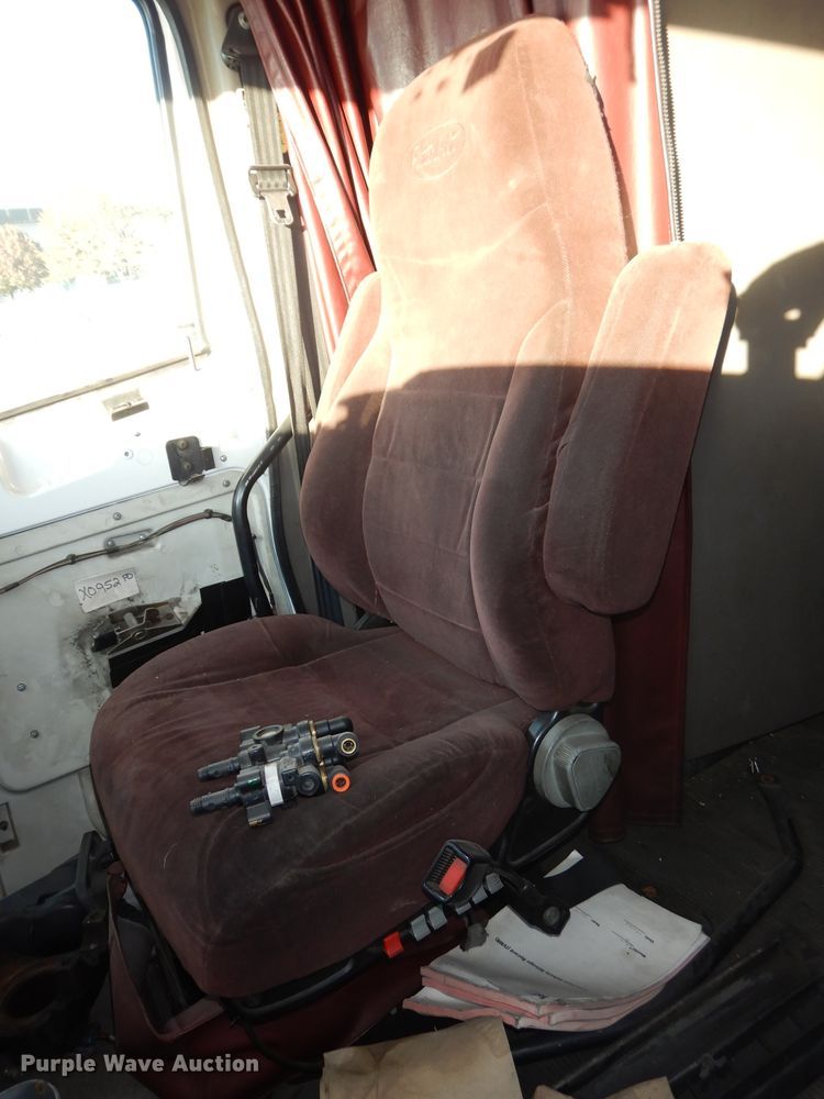 image for item DH2690 2005 Peterbilt 387 semi truck