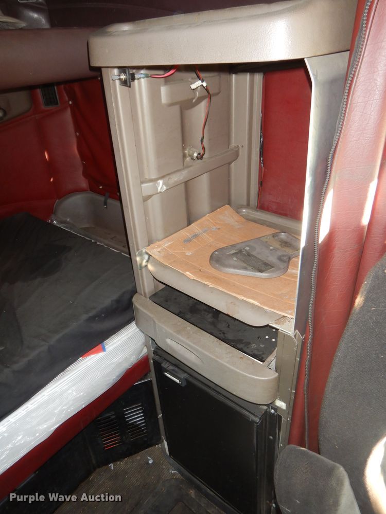 image for item DH2690 2005 Peterbilt 387 semi truck