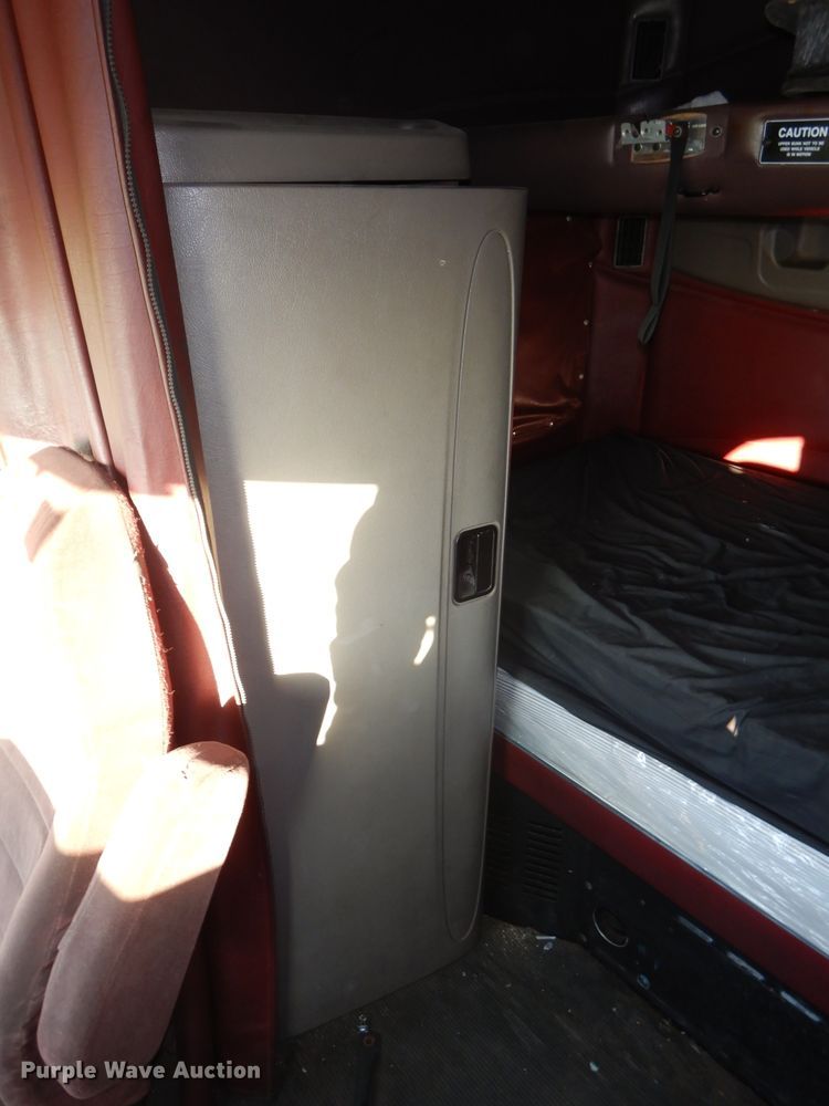 image for item DH2690 2005 Peterbilt 387 semi truck