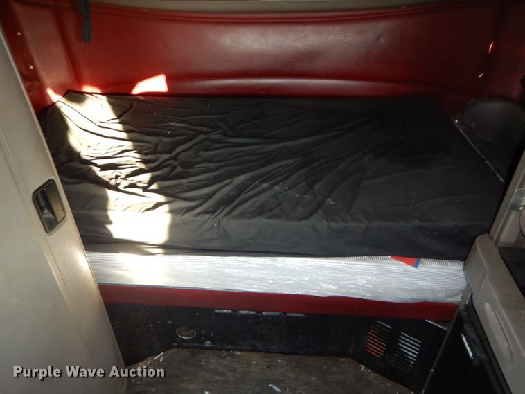 image for item DH2690 2005 Peterbilt 387 semi truck