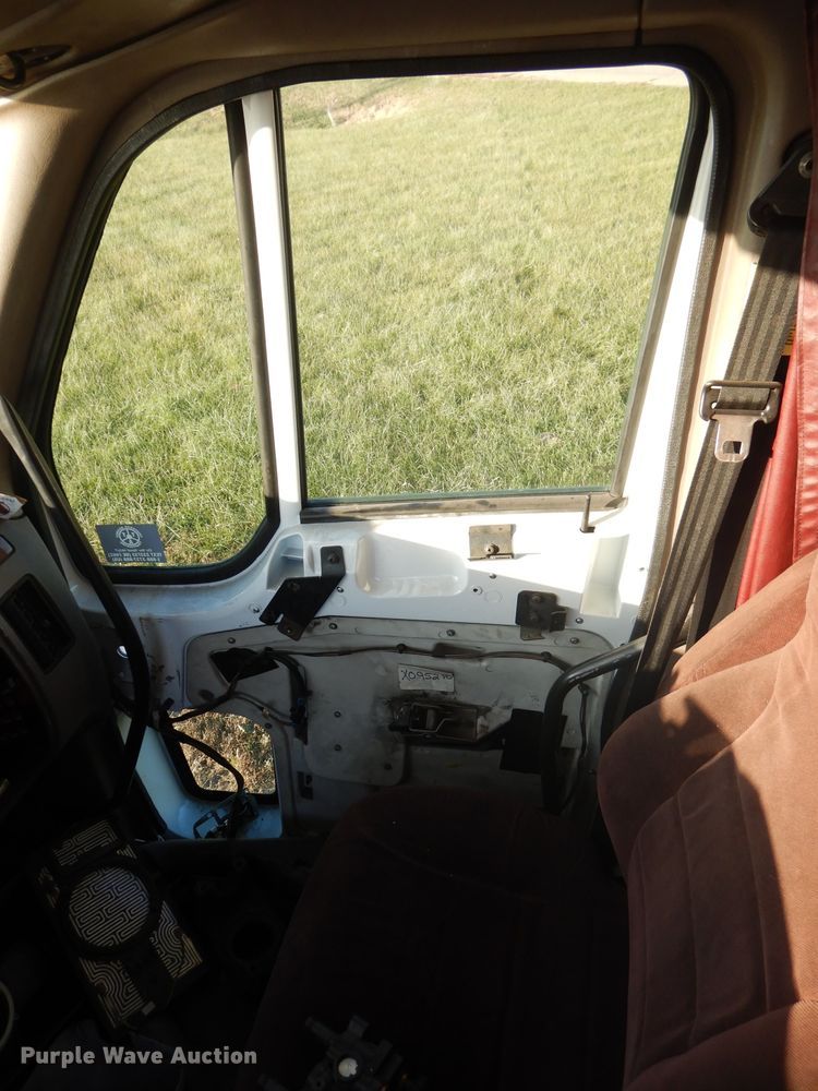 image for item DH2690 2005 Peterbilt 387 semi truck