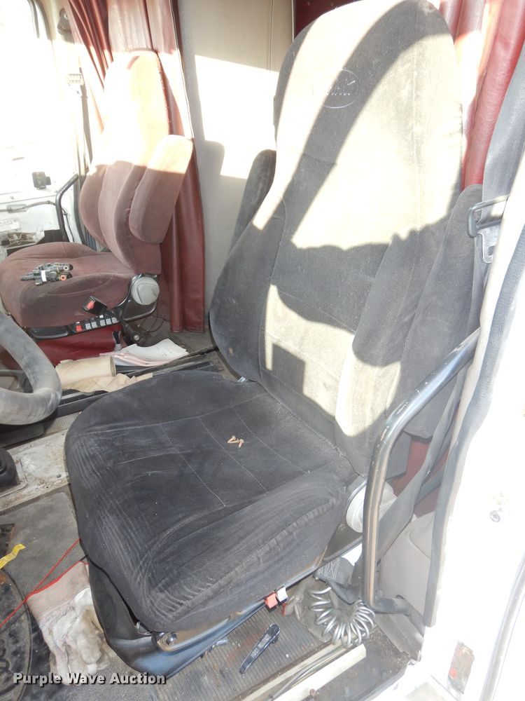 image for item DH2690 2005 Peterbilt 387 semi truck