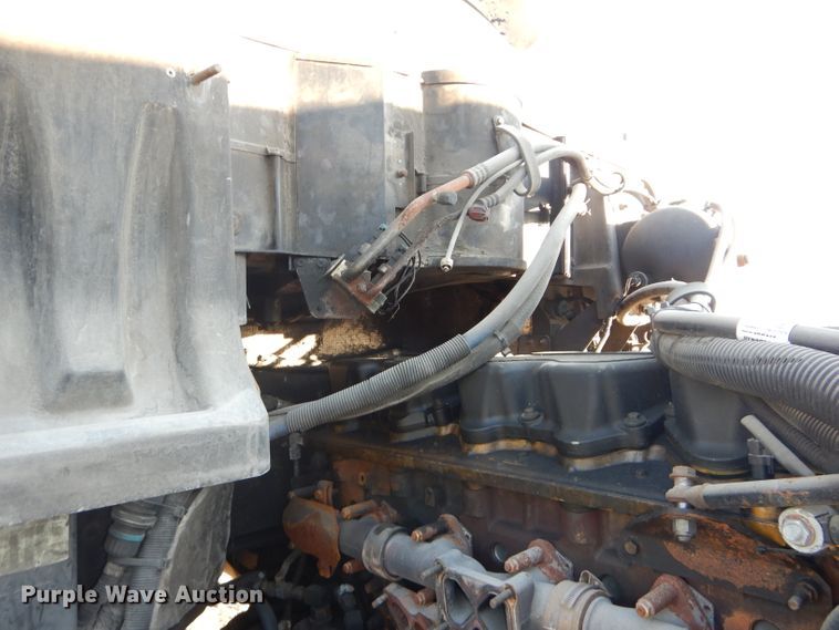 image for item DH2690 2005 Peterbilt 387 semi truck