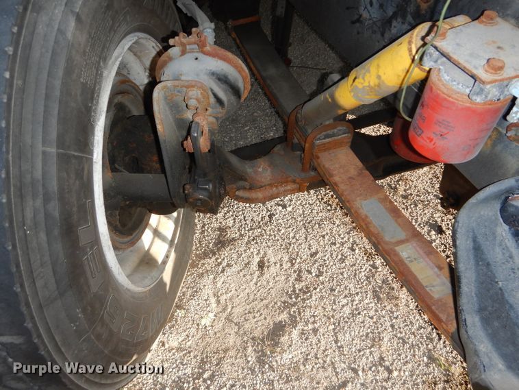 image for item DH2690 2005 Peterbilt 387 semi truck