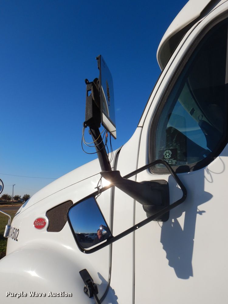 image for item DH2690 2005 Peterbilt 387 semi truck