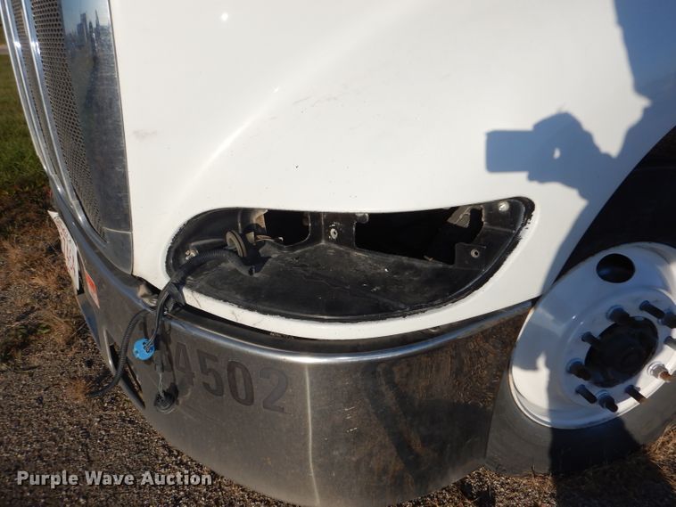 image for item DH2690 2005 Peterbilt 387 semi truck