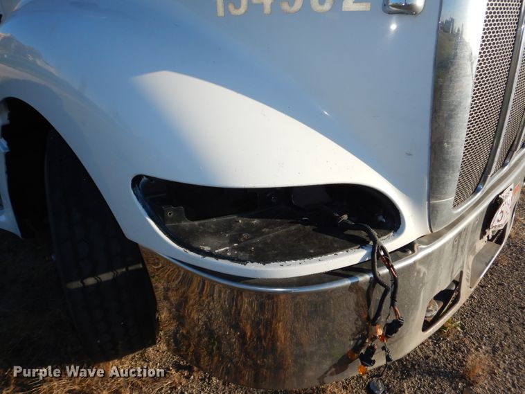 image for item DH2690 2005 Peterbilt 387 semi truck