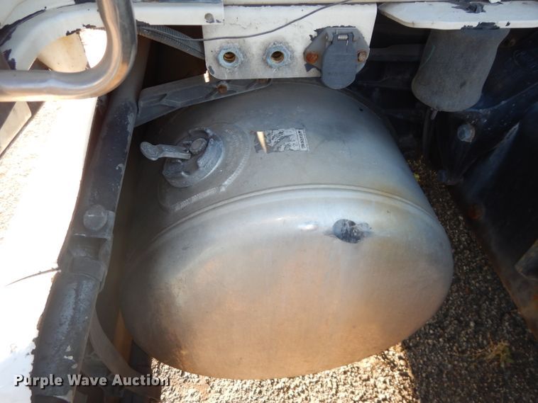 image for item DH2690 2005 Peterbilt 387 semi truck