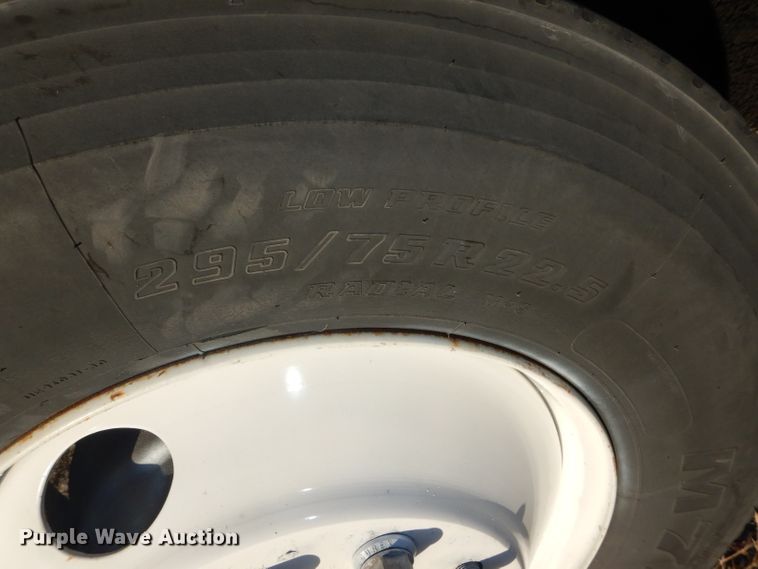 image for item DH2690 2005 Peterbilt 387 semi truck