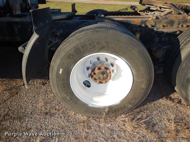 image for item DH2690 2005 Peterbilt 387 semi truck