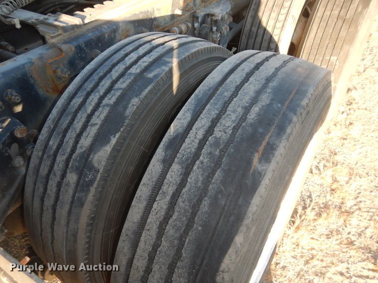 image for item DH2690 2005 Peterbilt 387 semi truck