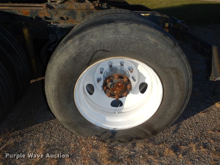 image for item DH2690 2005 Peterbilt 387 semi truck