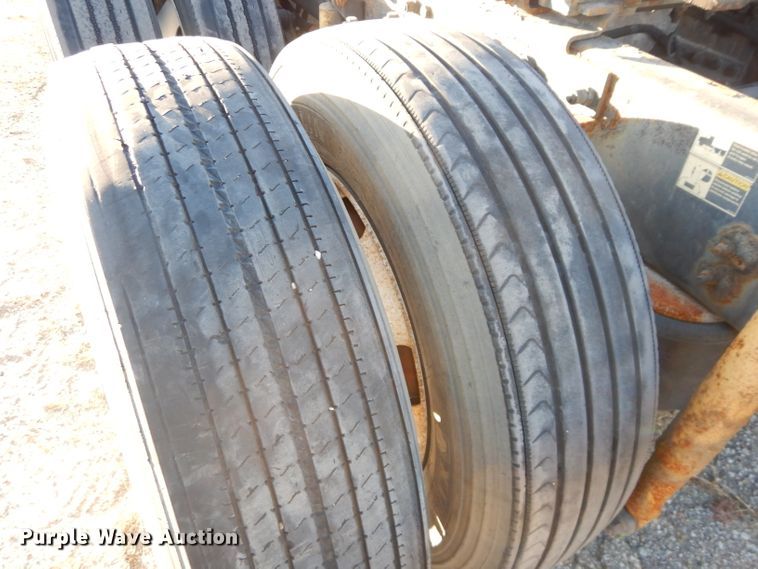 image for item DH2690 2005 Peterbilt 387 semi truck