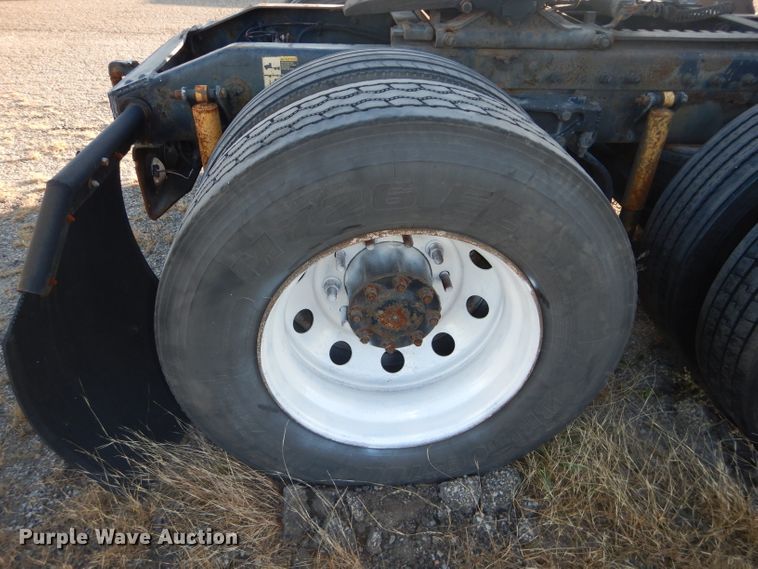 image for item DH2690 2005 Peterbilt 387 semi truck