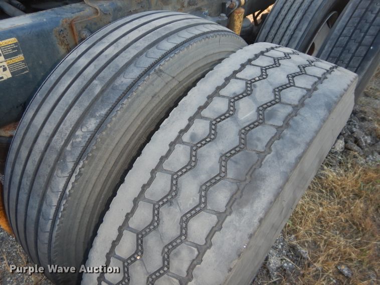 image for item DH2690 2005 Peterbilt 387 semi truck