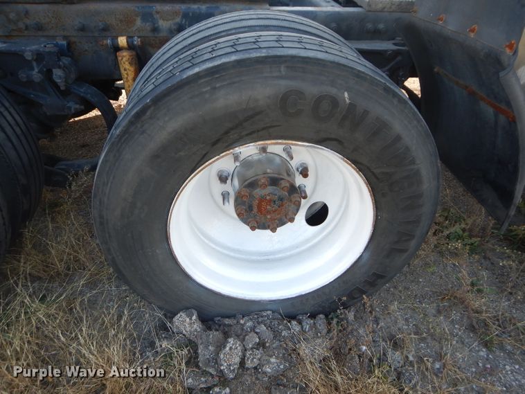 image for item DH2690 2005 Peterbilt 387 semi truck