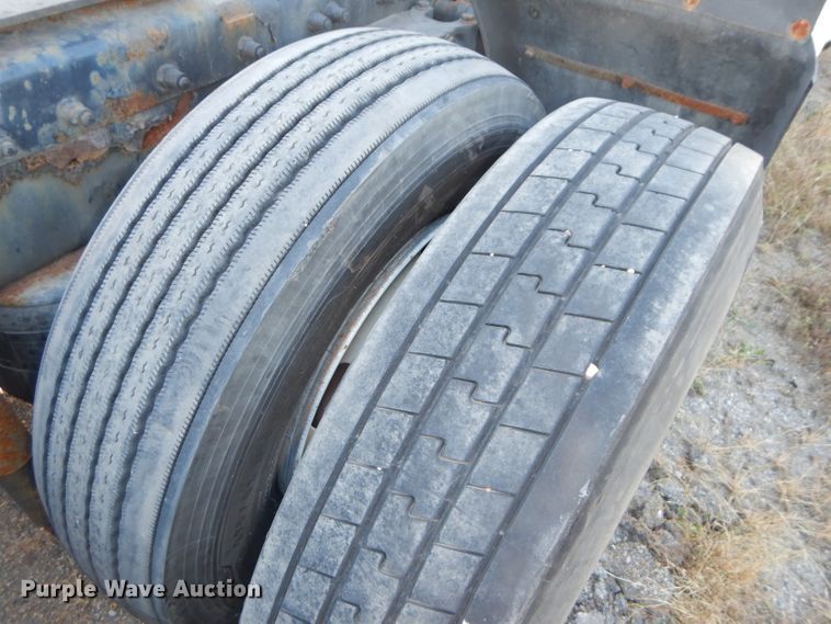 image for item DH2690 2005 Peterbilt 387 semi truck