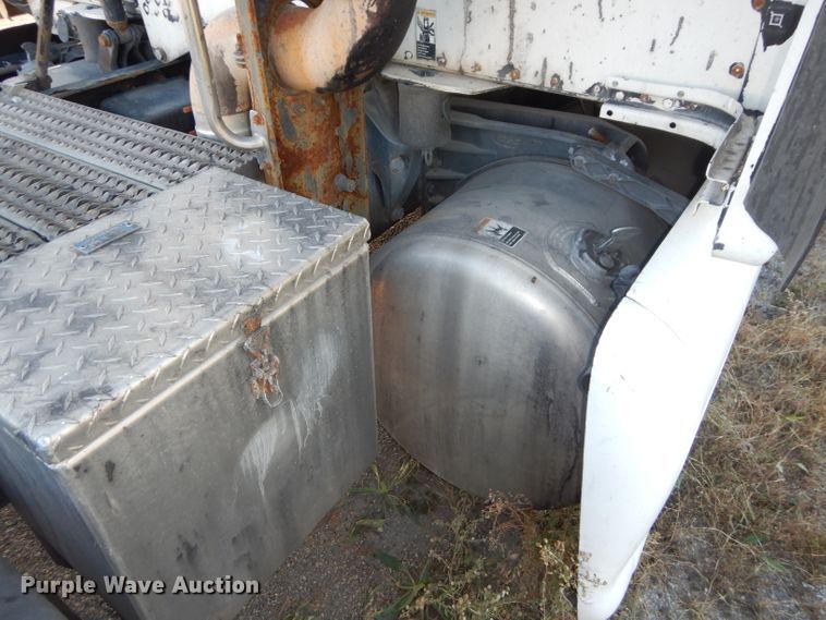 image for item DH2690 2005 Peterbilt 387 semi truck