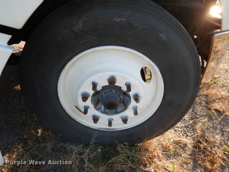 image for item DH2690 2005 Peterbilt 387 semi truck