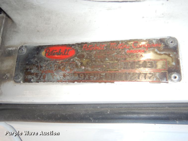 image for item DH2690 2005 Peterbilt 387 semi truck