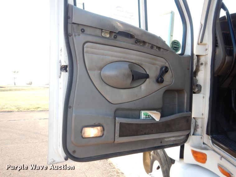 image for item DH2691 2007 Kenworth T2000 semi truck