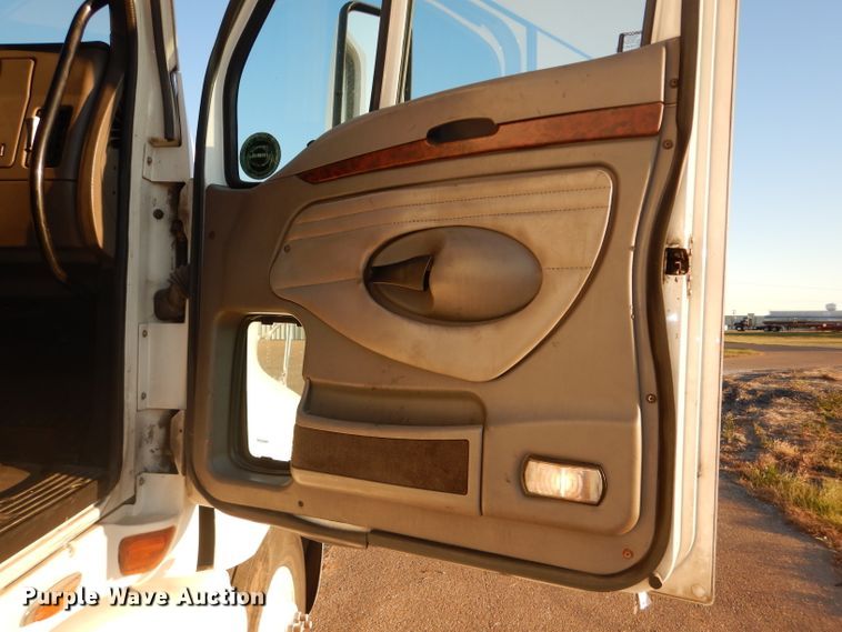 image for item DH2691 2007 Kenworth T2000 semi truck