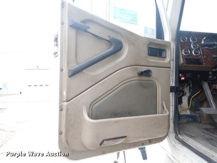 image for item DH2692 2007 International 9400i semi truck