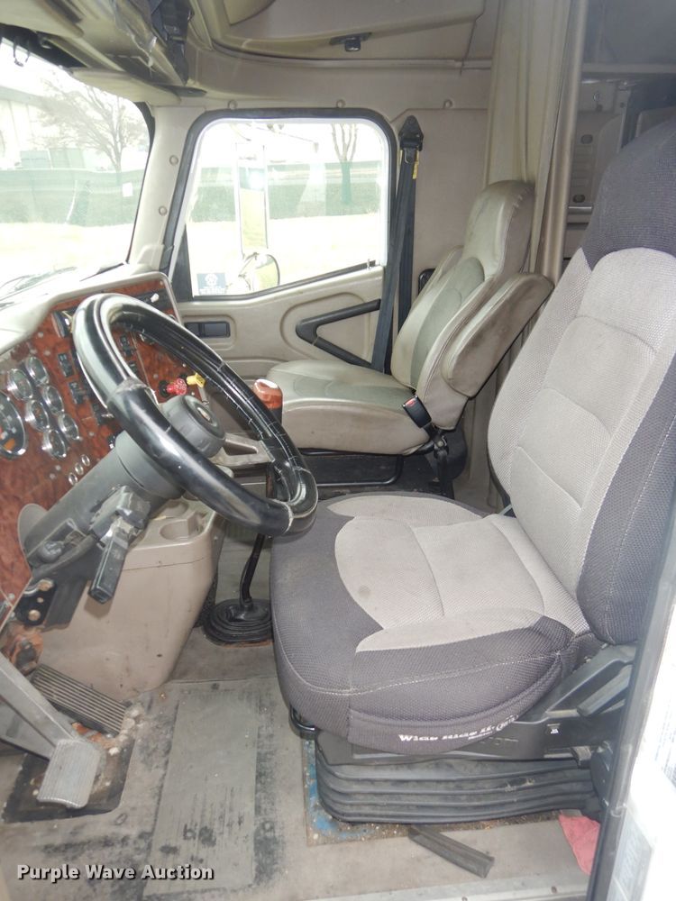 image for item DH2692 2007 International 9400i semi truck