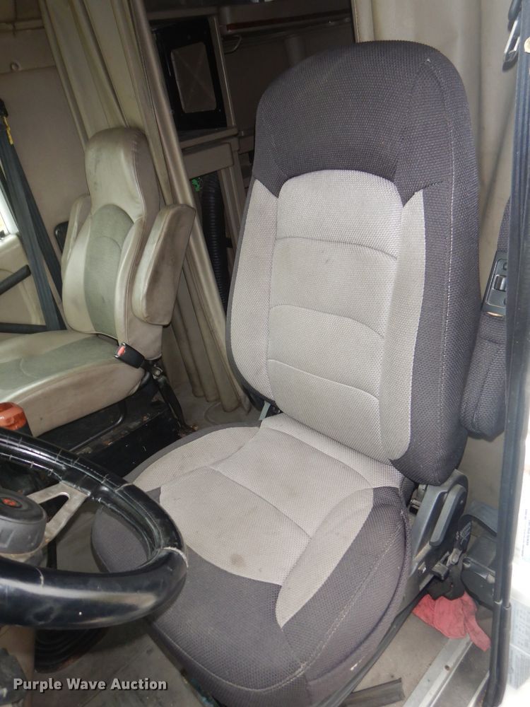 image for item DH2692 2007 International 9400i semi truck