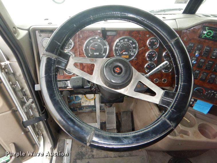 image for item DH2692 2007 International 9400i semi truck