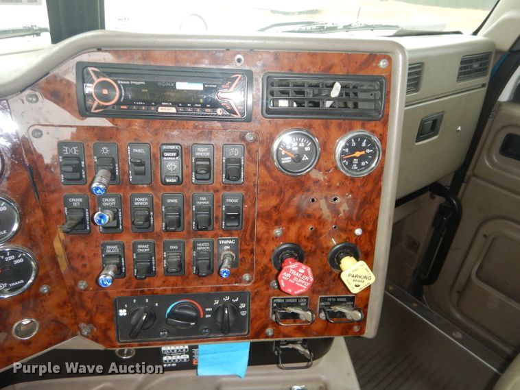 image for item DH2692 2007 International 9400i semi truck