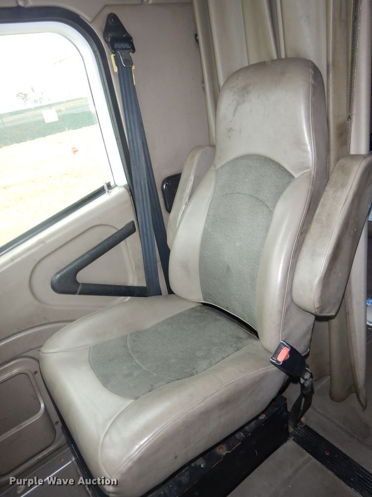 image for item DH2692 2007 International 9400i semi truck