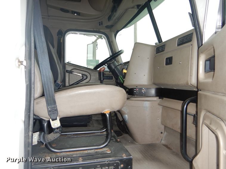 image for item DH2692 2007 International 9400i semi truck