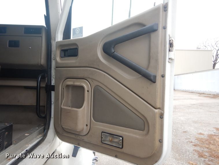 image for item DH2692 2007 International 9400i semi truck