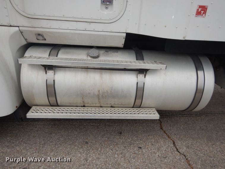 image for item DH2692 2007 International 9400i semi truck