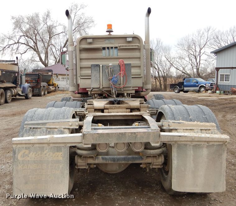 image for item DH2745 1990 Freightliner FLD120 semi truck