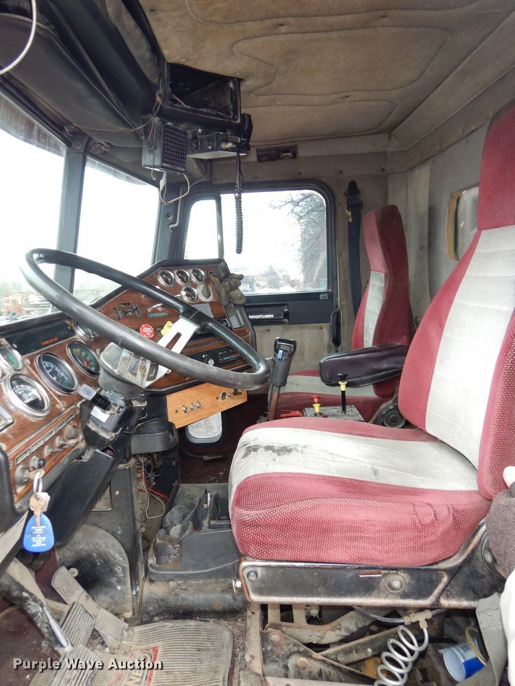 image for item DH2745 1990 Freightliner FLD120 semi truck