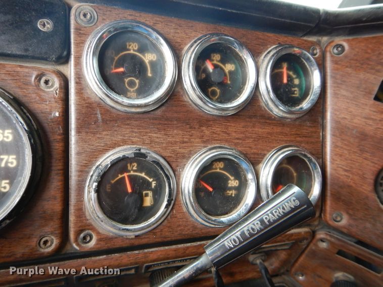 image for item DH2745 1990 Freightliner FLD120 semi truck