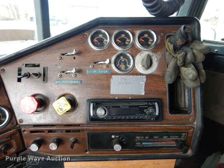 image for item DH2745 1990 Freightliner FLD120 semi truck