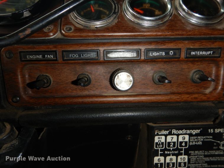 image for item DH2745 1990 Freightliner FLD120 semi truck