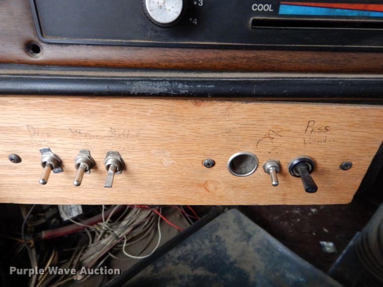 image for item DH2745 1990 Freightliner FLD120 semi truck