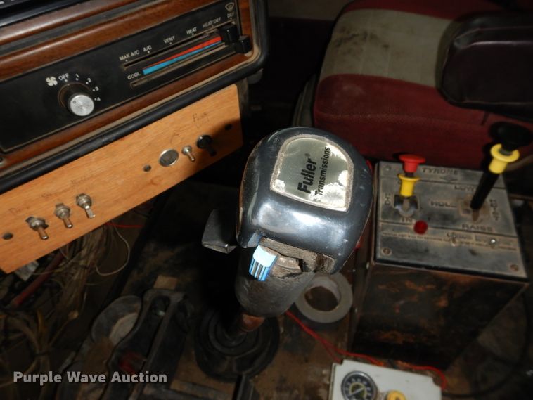 image for item DH2745 1990 Freightliner FLD120 semi truck