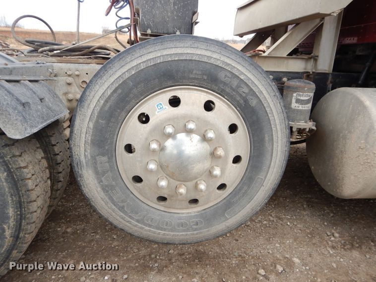 image for item DH2745 1990 Freightliner FLD120 semi truck